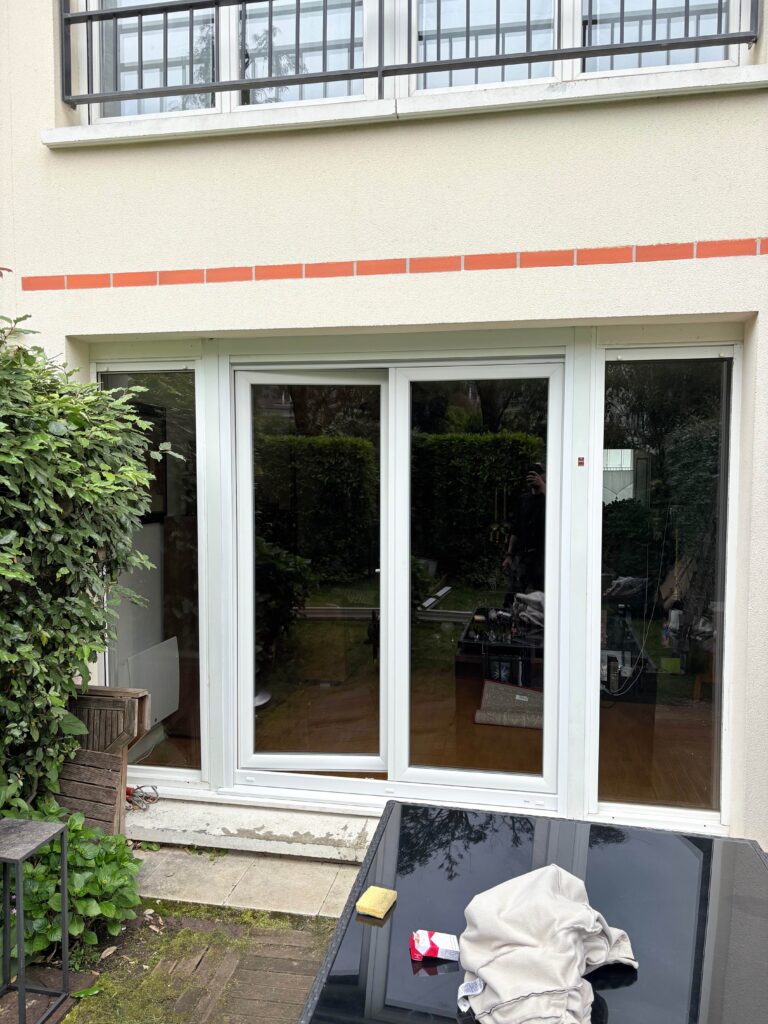 Pose menuiserie coulissante sur mesure vue jardin (3)