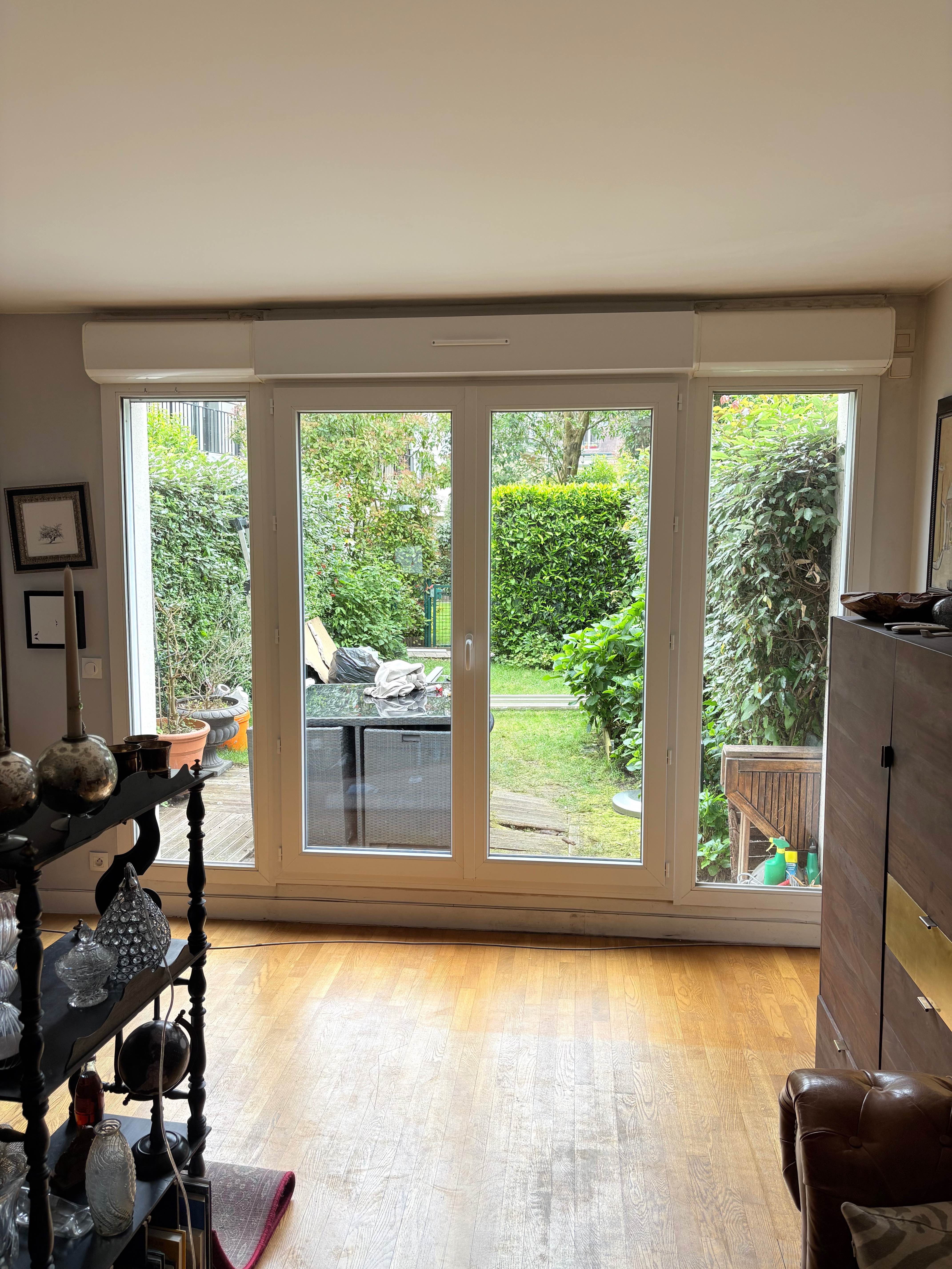 Pose menuiserie coulissante sur mesure vue jardin