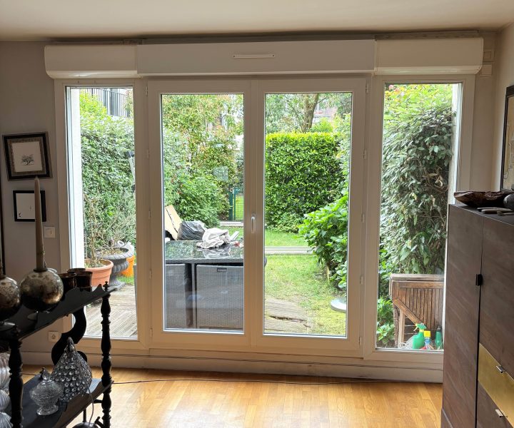 Pose menuiserie coulissante sur mesure vue jardin